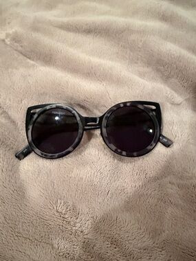 PERVERSE Women's Round Tortoiseshell Black Sunglasses